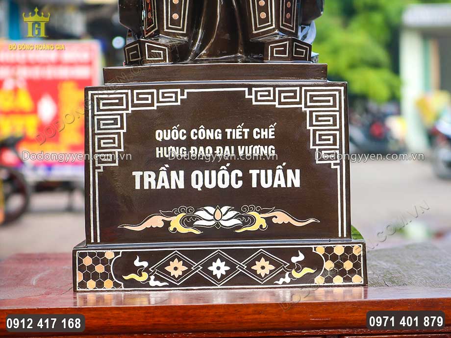 Phần ch&acirc;n đế chạm khắc sắc n&eacute;t t&ecirc;n, tước hiệu, năm sinh v&agrave; năm mất của Ng&agrave;i